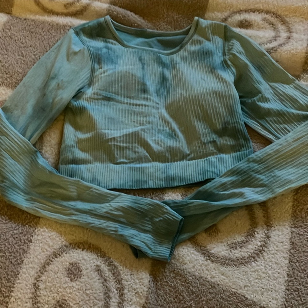Blue lululemon tie-dye cropped long sleeve. (Built in bra)